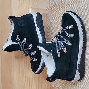 Sorel Out and About Waterproof Boots sz4